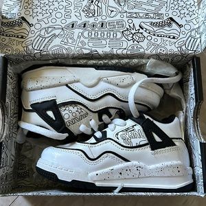 Jordan 4s toddler 7c comes with box.